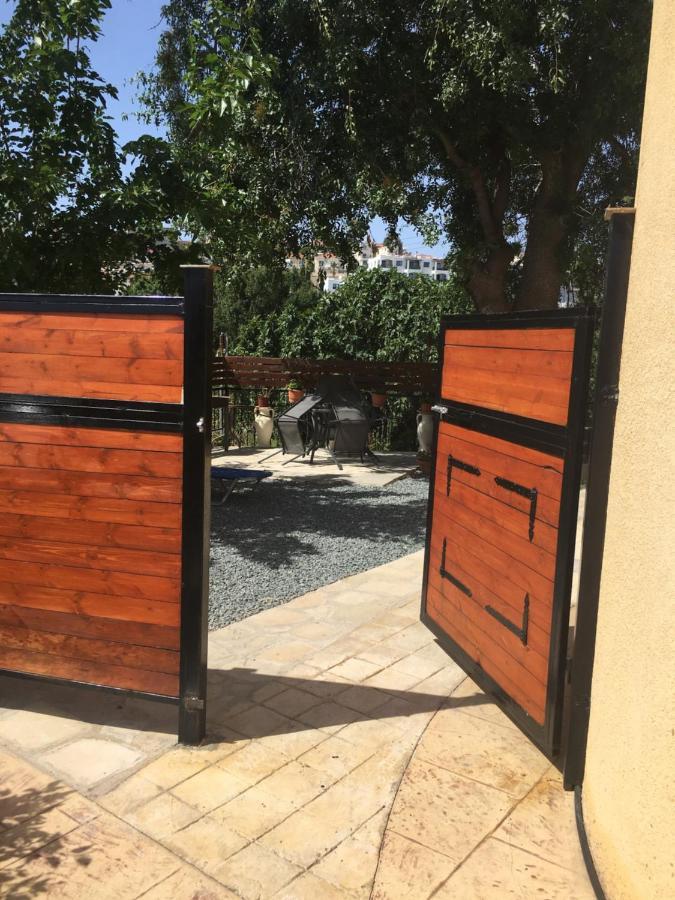 Apartment With Garden Paphos Exterior foto